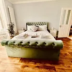 Ingleside Mews Apartment