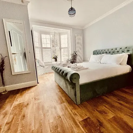 Ingleside Mews Apartment *