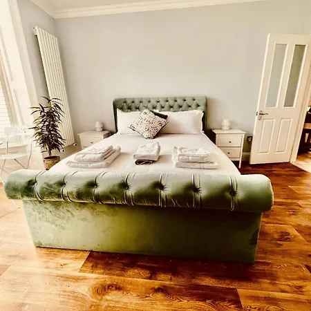 Ingleside Mews Apartment