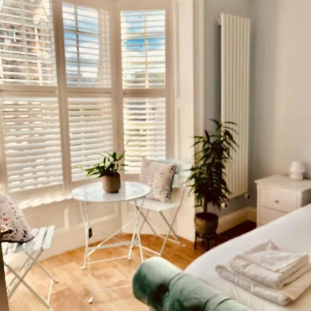 Ingleside Mews * Γουίτμπι