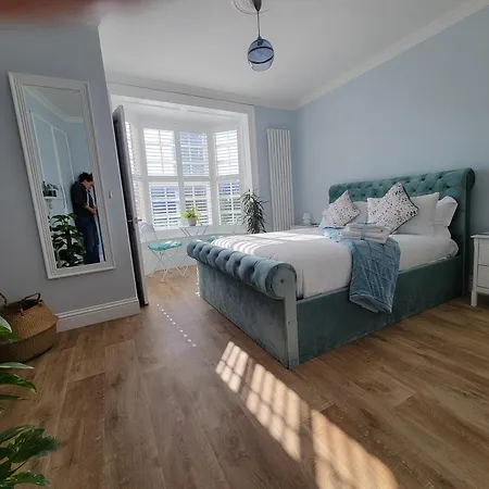 Ingleside Mews Apartment *